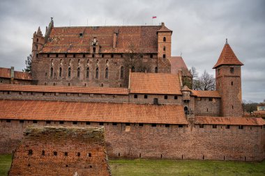 Polonya 'nın Pomerania bölgesindeki Malbork' taki Tötonik Düzen Kalesi. Burası dünyanın en büyük şatosu. Arazi ve UNESCO Dünya Mirasları Alanı ile ölçülüyor.