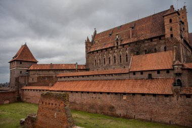 Polonya 'nın Pomerania bölgesindeki Malbork' taki Tötonik Düzen Kalesi. Burası dünyanın en büyük şatosu. Arazi ve UNESCO Dünya Mirasları Alanı ile ölçülüyor.