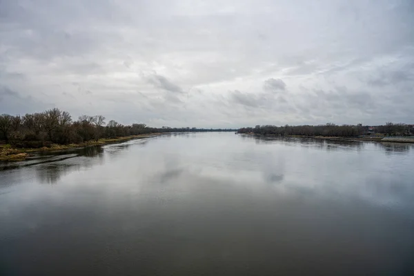 Uma vista do rio Vístula em Torun, no centro-norte da Polônia. As nuvens refletidas na água — Fotografia de Stock