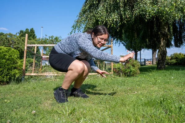 Une fille de douze ans saute dans l'herbe verte — Photo