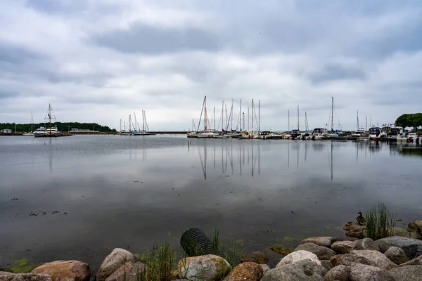 Puerto de Borgholm en la isla sueca del Mar Báltico Oland. Esta isla es un destino popular para los barcos de recreo — Foto de Stock