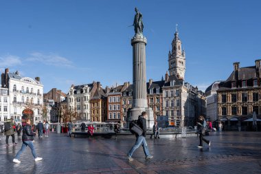 Lille, Kuzey Fransa, Belçika 'ya benzer Flaman bir mimariye sahiptir. Ana meydanın merkezinde duran La Grand Place 1792 'deki Avusturya kuşatmasının bir anısı olarak Tanrıça duruyor.
