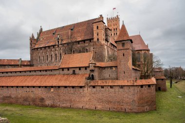 Polonya 'nın Pomerania bölgesindeki Malbork' taki Tötonik Düzen Kalesi. Burası dünyanın en büyük şatosu. Arazi ve UNESCO Dünya Mirasları Alanı ile ölçülüyor.