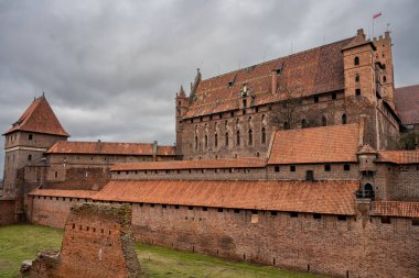 Polonya 'nın Pomerania bölgesindeki Malbork' taki Tötonik Düzen Kalesi. Burası dünyanın en büyük şatosu. Arazi ve UNESCO Dünya Mirasları Alanı ile ölçülüyor.