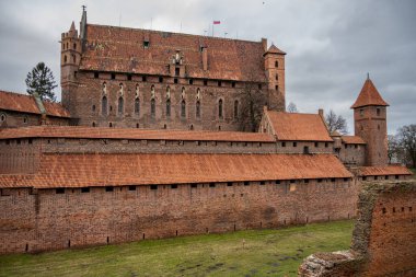 Polonya 'nın Pomerania bölgesindeki Malbork' taki Tötonik Düzen Kalesi. Burası dünyanın en büyük şatosu. Arazi ve UNESCO Dünya Mirasları Alanı ile ölçülüyor.