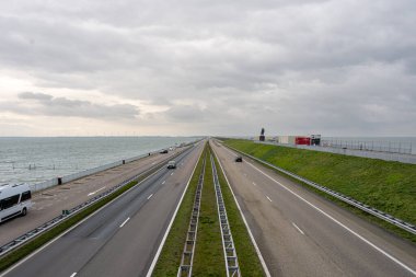 Afsluitdijk Hollanda 'da büyük bir baraj ve geçittir. Büyük Zuiderzee Fabrikası 'nın temel bir parçasıdır, Kuzey Denizi' nin tuzlu suyunu engeller ve onu bir tatlı su gölüne çevirir.