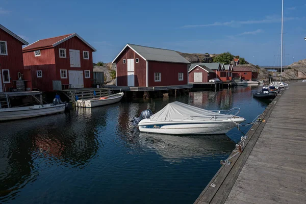 Traditionella strandhus längs Smogen Boardwalk lockar turister till den svenska fisk- och skaldjurshuvudstaden — Stockfoto