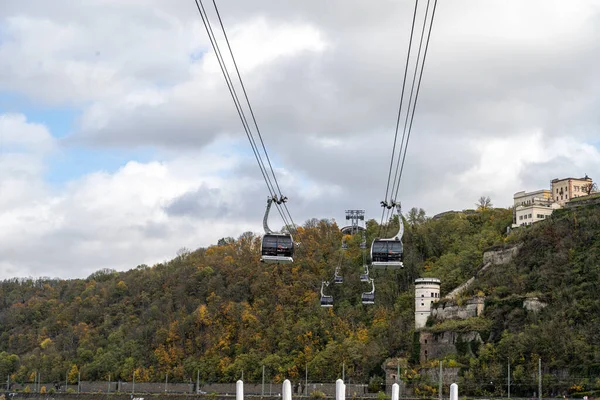 Die Seilbahn zur Burg Ehrenbreitstein. Dieses Schloss liegt genau dort, wo sich Rhein und Mosel in Koblenz treffen. — Stockfoto