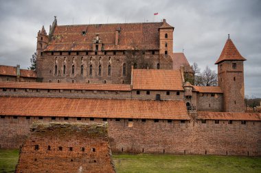 Polonya 'nın Pomerania bölgesindeki Malbork' taki Tötonik Düzen Kalesi. Burası dünyanın en büyük şatosu. Arazi ve UNESCO Dünya Mirasları Alanı ile ölçülüyor.