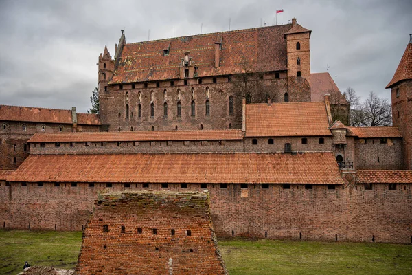 Polonya 'nın Pomerania bölgesindeki Malbork' taki Tötonik Düzen Kalesi. Burası dünyanın en büyük şatosu. Arazi ve UNESCO Dünya Mirasları Alanı ile ölçülüyor.