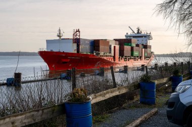 Baltık Denizi 'nden Kiel Kanalı' na bir deniz gemisi giriyor. Kiel Kanalı dünyanın en sık kullanılan yapay su yoludur. Baltık Denizi 'ni Kuzey Denizi' ne bağlar.