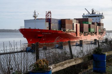 Baltık Denizi 'nden Kiel Kanalı' na bir deniz gemisi giriyor. Kiel Kanalı dünyanın en sık kullanılan yapay su yoludur. Baltık Denizi 'ni Kuzey Denizi' ne bağlar.