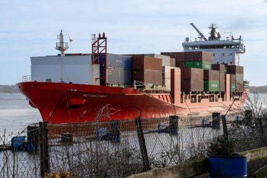 Baltık Denizi 'nden Kiel Kanalı' na bir deniz gemisi giriyor. Kiel Kanalı dünyanın en sık kullanılan yapay su yoludur. Baltık Denizi 'ni Kuzey Denizi' ne bağlar.