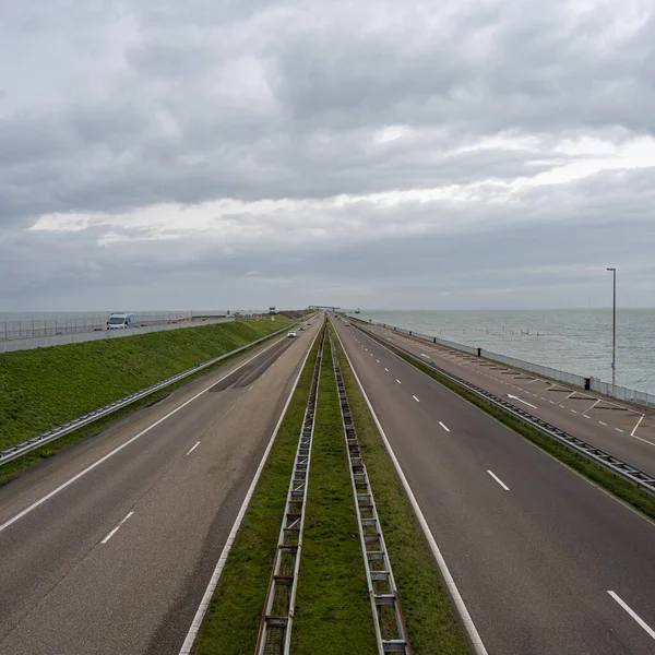 The Afsluitdijk is a major dam and causeway in the Netherlands. It is a fundamental part of the larger Zuiderzee Works, damming off salt water of the North Sea, and turning it into a fresh water lake — 图库照片