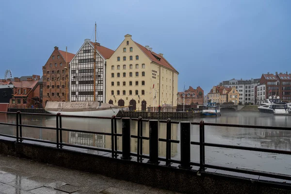 Pohled na starý gdaňský přístav v Polsku. — Stock fotografie