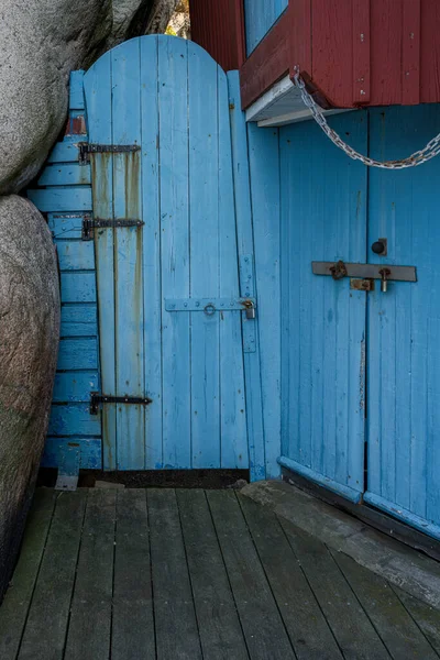 Una vecchia porta di legno blu accanto a una formazione rocciosa — Foto Stock