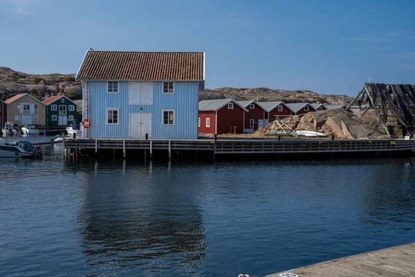 Une maison de plage traditionnelle dans un archipel suédois de la côte ouest — Photo