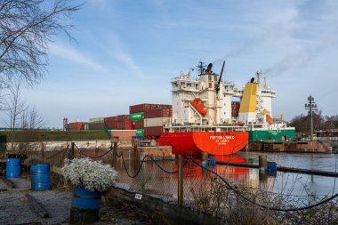 Baltık Denizi 'nden Kiel Kanalı' na bir deniz gemisi giriyor. Kiel Kanalı dünyanın en sık kullanılan yapay su yoludur. Baltık Denizi 'ni Kuzey Denizi' ne bağlar.