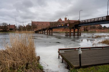 Malbork 'taki Tötonik Düzen Kalesi' nin olduğu Nogat nehri üzerinde bir köprü. Burası dünyanın en büyük şatosu. Arazi ve UNESCO Dünya Mirasları Alanı ile ölçülüyor.