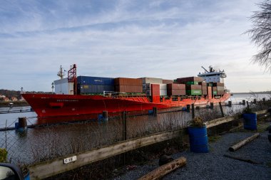Baltık Denizi 'nden Kiel Kanalı' na bir deniz gemisi giriyor. Kiel Kanalı dünyanın en sık kullanılan yapay su yoludur. Baltık Denizi 'ni Kuzey Denizi' ne bağlar.