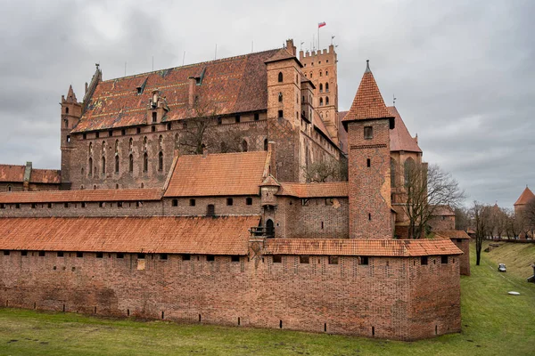 Polonya 'nın Pomerania bölgesindeki Malbork' taki Tötonik Düzen Kalesi. Burası dünyanın en büyük şatosu. Arazi ve UNESCO Dünya Mirasları Alanı ile ölçülüyor.