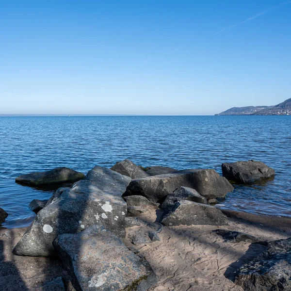 Boulders as a part of a wave breaker in a lake. Picture from Lake Vattern, Sweden — Stock Photo, Image