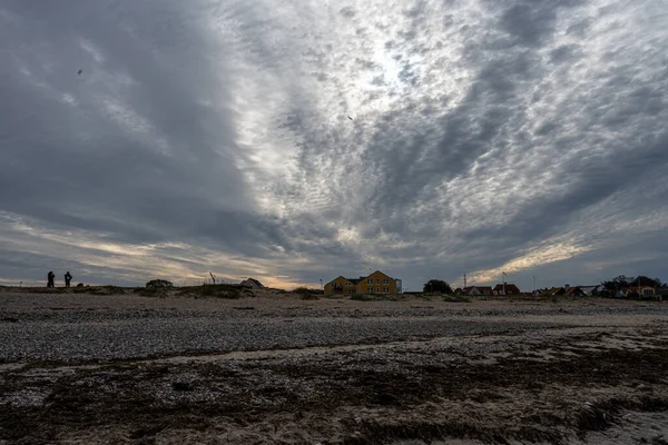 Un hermoso cielo oscuro sobre una playa. Foto de Gilleleje, Dinamarca — Foto de Stock