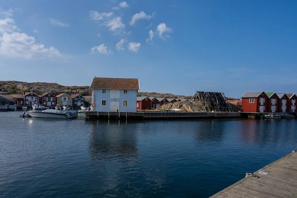 Tradiční plážový dům na západním pobřeží Švédského souostroví — Stock fotografie