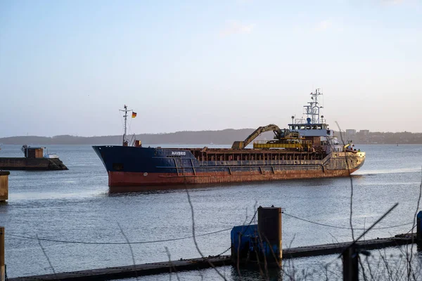 Un buque marítimo está entrando en el Canal de Kiel desde el Mar Báltico. El canal de Kiel es la vía navegable artificial más frecuentada del mundo. Une el Mar Báltico con el Mar del Norte —  Fotos de Stock