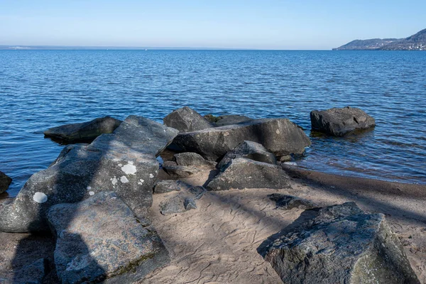 Boulders as a part of a wave breaker in a lake. Picture from Lake Vattern, Sweden — Stock Photo, Image
