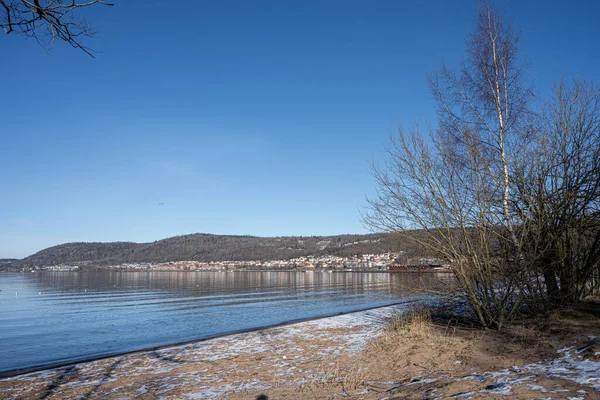 En vacker sjöutsikt på morgonen. En dimma över den blå sjön — Stockfoto