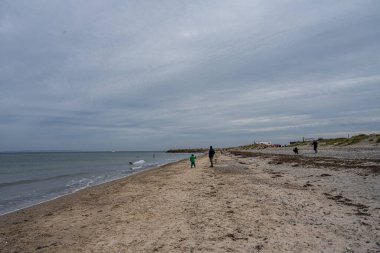 Kumsalın üzerinde güzel, karanlık bir gökyüzü. Fotoğraf: Gilleleje, Danimarka