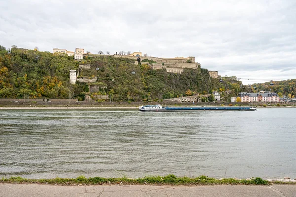 Esquina alemana, Koblenz eran Rhein y Mosel se reúnen. Una barcaza fluvial en primer plano con la fortaleza Ehrenbreitstein al fondo — Foto de Stock