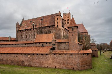 Polonya 'nın Pomerania bölgesindeki Malbork' taki Tötonik Düzen Kalesi. Burası dünyanın en büyük şatosu. Arazi ve UNESCO Dünya Mirasları Alanı ile ölçülüyor.