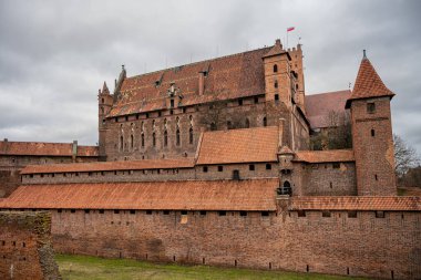 Polonya 'nın Pomerania bölgesindeki Malbork' taki Tötonik Düzen Kalesi. Burası dünyanın en büyük şatosu. Arazi ve UNESCO Dünya Mirasları Alanı ile ölçülüyor.