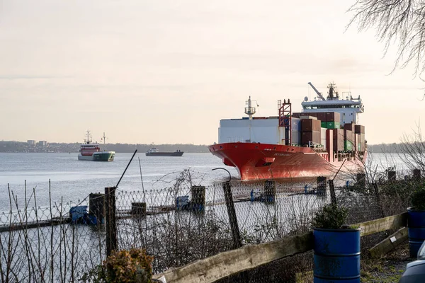 Baltık Denizi 'nden Kiel Kanalı' na bir deniz gemisi giriyor. Kiel Kanalı dünyanın en sık kullanılan yapay su yoludur. Baltık Denizi 'ni Kuzey Denizi' ne bağlar.