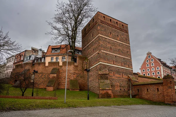 Polonya 'nın eski Torun kasabasındaki eğik kule. Polonya 'nın kuzeyindeki Vistula Nehri üzerinde tarihi bir şehir ve UNESCO Dünya Mirası Alanı' dır.