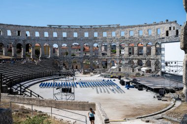 Pula, Hırvatistan - 12 Temmuz 2022: Pula Arena, Roma 'da bulunan bir amfitiyatrodur. M.Ö. 27 ile MS 68 yılları arasında inşa edilmiş ve Roma 'nın hayatta kalan en büyük altı arenası arasındadır.