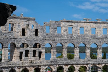 Pula, Hırvatistan - 12 Temmuz 2022: Pula Arena, Roma 'da bulunan bir amfitiyatrodur. M.Ö. 27 ile MS 68 yılları arasında inşa edilmiş ve Roma 'nın hayatta kalan en büyük altı arenası arasındadır.
