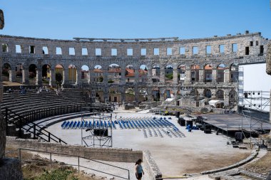 Pula, Hırvatistan - 12 Temmuz 2022: Pula Arena, Roma 'da bulunan bir amfitiyatrodur. M.Ö. 27 ile MS 68 yılları arasında inşa edilmiş ve Roma 'nın hayatta kalan en büyük altı arenası arasındadır.