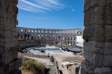 Pula, Hırvatistan - 12 Temmuz 2022: Pula Arena, Roma 'da bulunan bir amfitiyatrodur. M.Ö. 27 ile MS 68 yılları arasında inşa edilmiş ve Roma 'nın hayatta kalan en büyük altı arenası arasındadır.