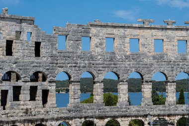 Pula, Hırvatistan - 12 Temmuz 2022: Pula Arena, Roma 'da bulunan bir amfitiyatrodur. M.Ö. 27 ile MS 68 yılları arasında inşa edilmiş ve Roma 'nın hayatta kalan en büyük altı arenası arasındadır.