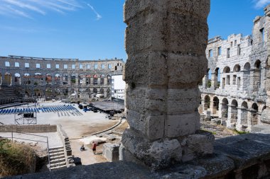 Pula, Hırvatistan - 12 Temmuz 2022: Pula Arena, Roma 'da bulunan bir amfitiyatrodur. M.Ö. 27 ile MS 68 yılları arasında inşa edilmiş ve Roma 'nın hayatta kalan en büyük altı arenası arasındadır.