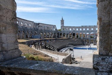 Pula, Hırvatistan - 12 Temmuz 2022: Pula Arena, Roma 'da bulunan bir amfitiyatrodur. M.Ö. 27 ile MS 68 yılları arasında inşa edilmiş ve Roma 'nın hayatta kalan en büyük altı arenası arasındadır.