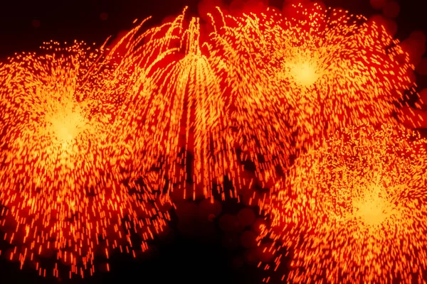 夜空に花火爆発 新年の背景 黒に隔離された花火大会 — ストック写真