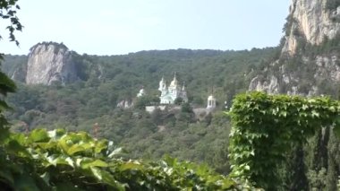 Kutsal Başmelek Michael adına kilise, Kırım 'ın renkli ve pitoresk bir yerinde Oreanda köyünün yukarısındaki Ai-Nikola dağının eteğinde yer almaktadır.