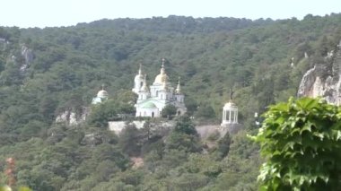 Kutsal Başmelek Michael adına kilise, Kırım 'ın renkli ve pitoresk bir yerinde Oreanda köyünün yukarısındaki Ai-Nikola dağının eteğinde yer almaktadır.