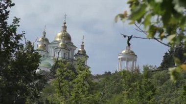 Kutsal Başmelek Michael adına kilise, Kırım 'ın renkli ve pitoresk bir yerinde Oreanda köyünün yukarısındaki Ai-Nikola dağının eteğinde yer almaktadır.