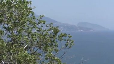 Yalta 'nın görüntüsü ve Ayu-Dag Dağı Solar Royal patikasından. Dağ denize eğilmiş dev bir ayı gibi görünüyor. Sığ alan derinliği