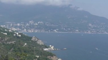Yalta 'nın görüntüsü ve Ayu-Dag Dağı Solar Royal patikasından. Dağ denize eğilmiş dev bir ayı gibi görünüyor. Sığ alan derinliği